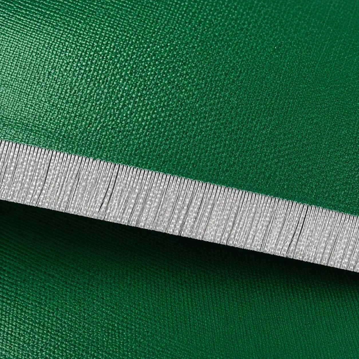 Gros plan sur l'armature polyester renforcée d'une bâche PVC