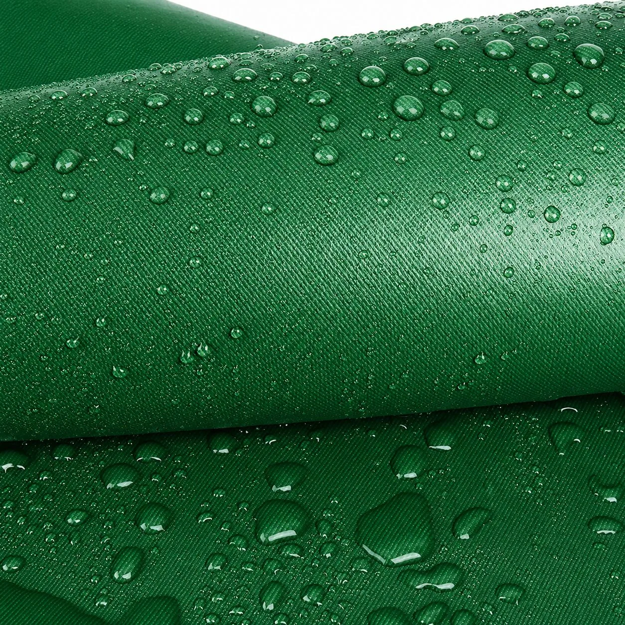 Détail d'une bâche PVC imperméable, gouttes d'eau perlant à la surface